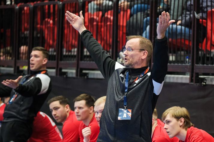 Óskar Bjarni Óskarsson, þjálfari Vals, á hliðarlínunni í kvöld.