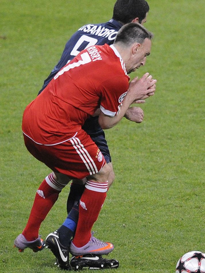 Franck Ribery brýtur hér á Lisandro Lopez en þetta brot kostaði hann úrslitaleikinn.