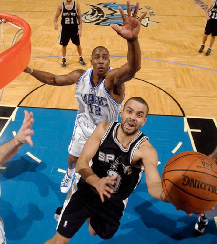 Tony Parker og Dwight Howard í leik i vetur.