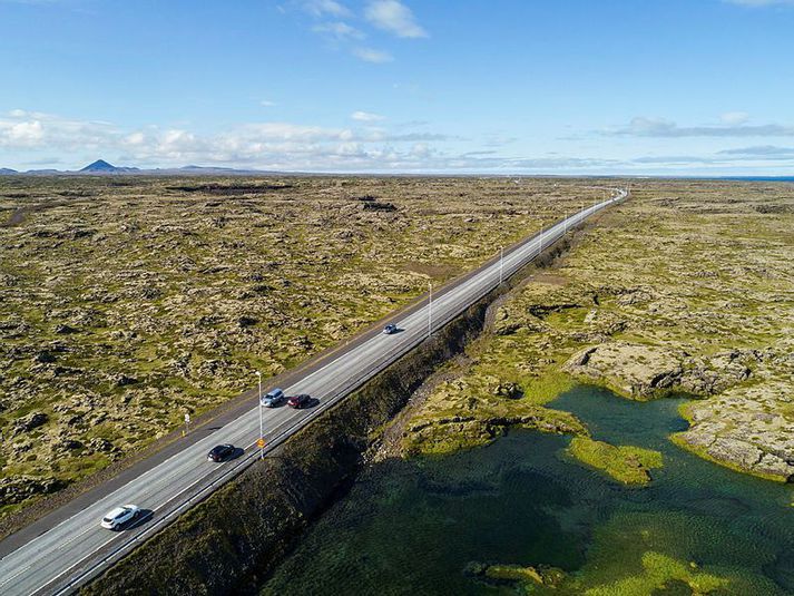 Brotin áttu sér stað seint um nótt á Reykjanesbrautinni.