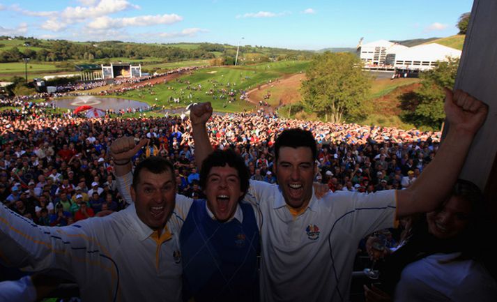 Kylfusveinninn Terry Mundy fagnar sigri Evrópuliðsins ásamt Norður-Íranum Rory McIlroy og Ross Fisher frá Englandi.