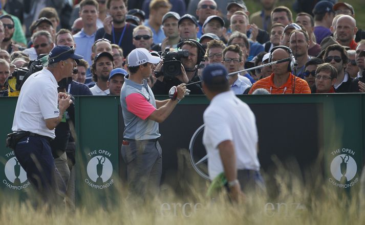 McIlroy bendir mótshöldurum á manninn sem truflaði hann.