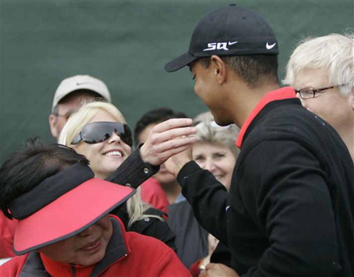 Tiger Woods fagnar sigrinum á Buick Invitational í gær með konu sinni, hinni sænsku Elínu.