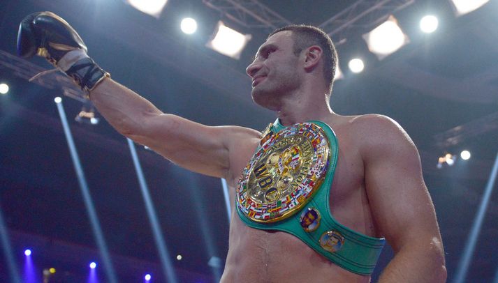 Vitaly Klitschko fagnar sigri í gær.