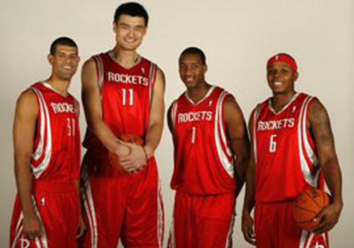 Houston mætir til leiks með sterkt lið í vetur og hér stilla þeir Shane Battier, Yao Ming, Tracy McGrady og Bonzi Wells sér upp fyrir ljósmyndara