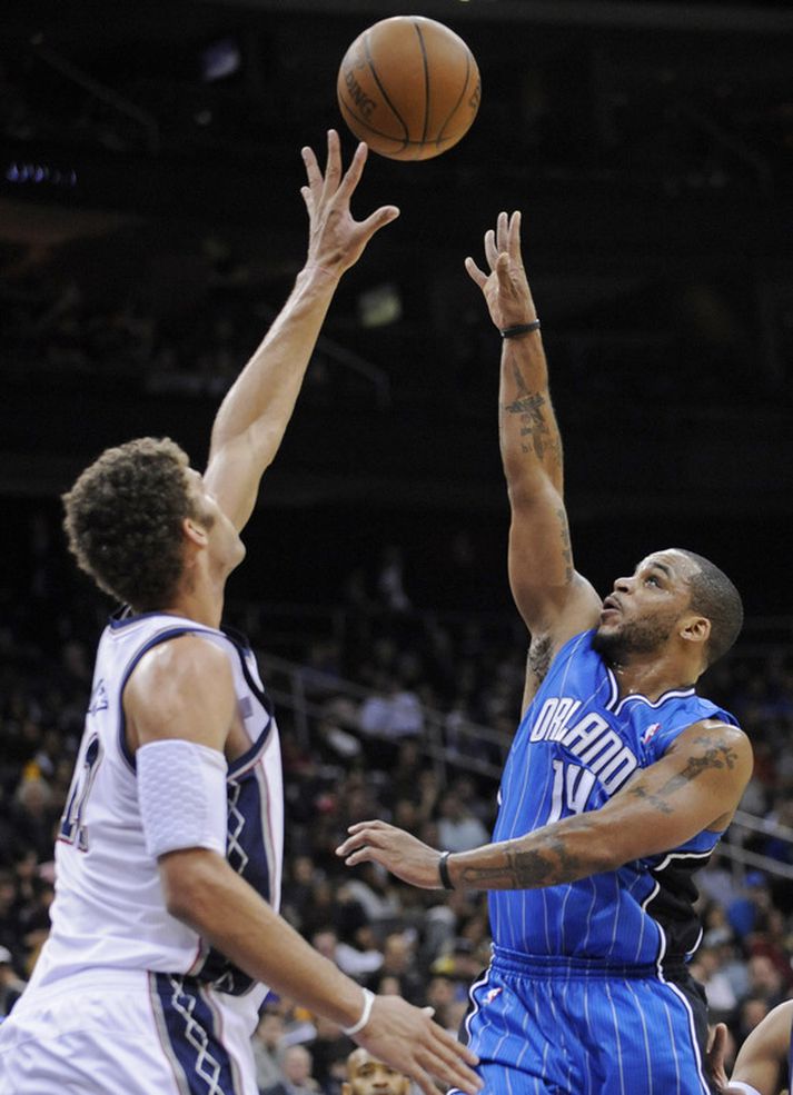 Jameer Nelson skoraði sigurkörfuna gegn Brook Lopez og félögum í gær.