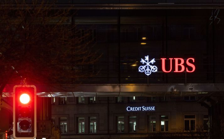 Financial Times greindi frá því í gær að UBS hyggðist hefja viðræður um yfirtöku á Credit Suisse. Vonir eru bundnar við að niðurstaða liggi fyrir jafnvel í kvöld. 