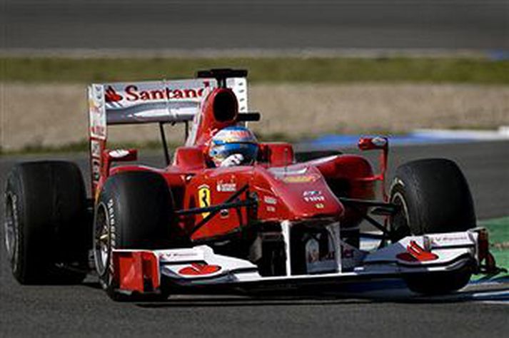 Spánverjinn Fernando Alonso á fullri ferð á Ferrari á Jerez á Spáni.