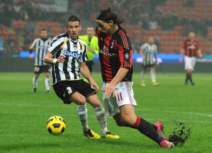 Zlatan Ibrahimovic og Mauricio Isla í baráttunni í dag.