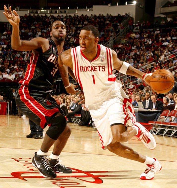 Tracy McGrady fer hér framhjá Ricky Davis.