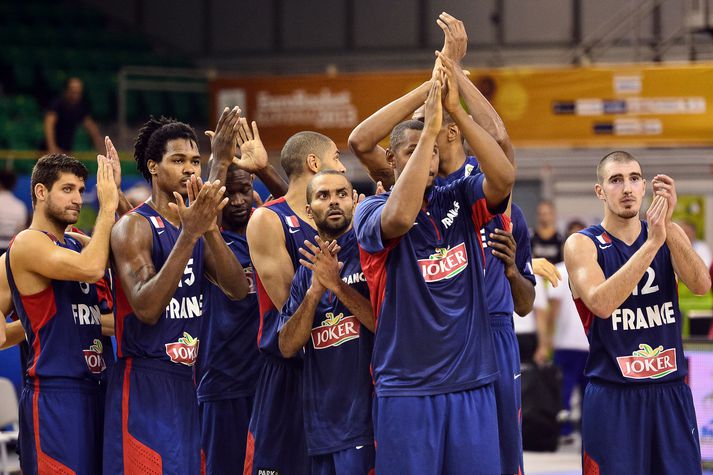 Tony Parker fagnar með félögum sínum í leikslok.