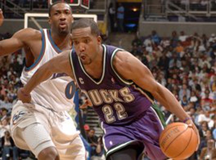 Michael Redd keyrir hér framhjá Gilbert Arenas í leik Washington og Milwaukee í gærkvöld, en þeir félagar skoruðu báðir 43 stig í leiknum