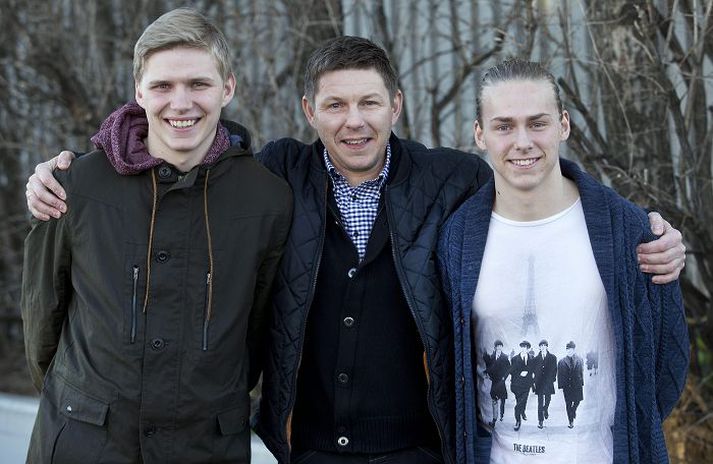 Bjarki með tveimur eldri sonum sínum, Erni Inga og Kristni, sem spila báðir með Aftureldingu. Bjarki mætir þeim í bikarnum sem þjálfari ÍR í dag.