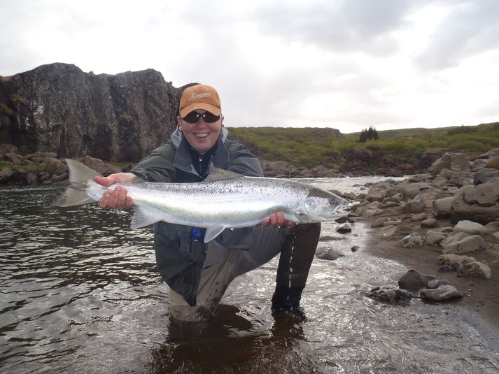 Ingvar með 85 cm lax sem hann landaði í Norðurá