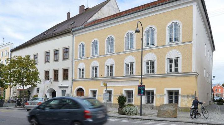 Húsið stendur við Salzburger Vorstadt 15 í landamærabænum Braunau.