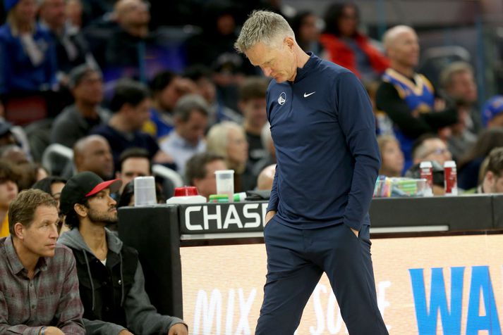 Steve Kerr er þjálfari Golden State Warriors og var á ferðinni með liði sinu þegar eldarnir byrjuðu.