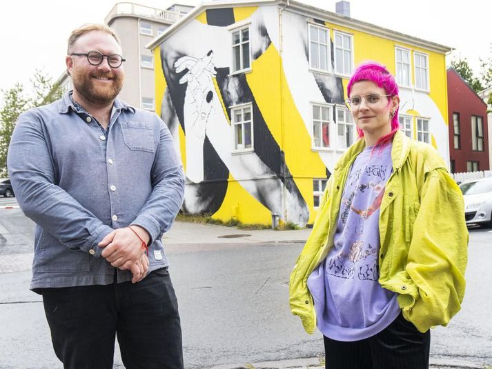 Adam Flint Taylor og Natka Klimowicz standa hér við eitt af uppáhaldsverkum Adams í Reykjavík. Verkið er á húsi Andrýmis við Bergþórugötu 20 og er Natka höfundur þess ásamt Krot og Krass.