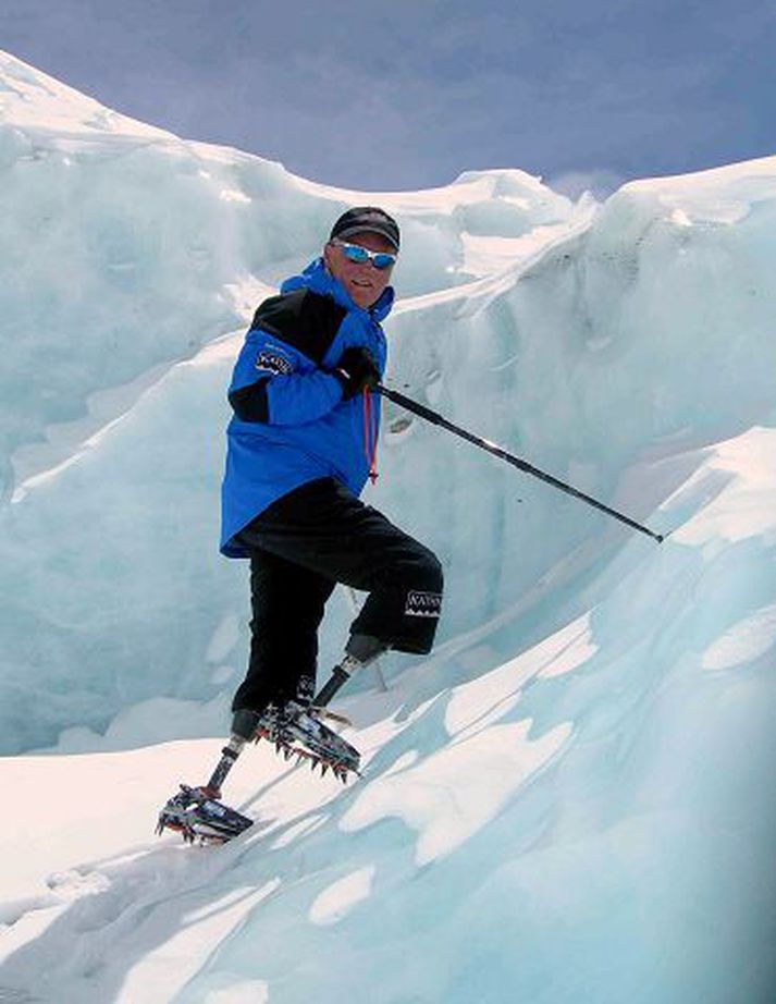 Mark Inglis Hlaut heimsfrægð fyrir að verða fyrsti fótalausi maðurinn til að klífa Everest. Hann og fjörutíu aðrir gengu framhjá deyjandi manni.