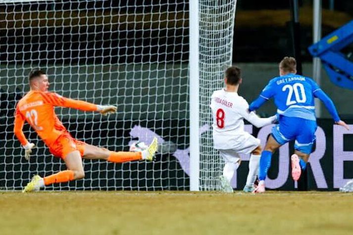 Hákon Rafn Valdimarsson er hér búinn að missa boltann í teignum og Arda Güler kemur Tyrkjum i 3-2.