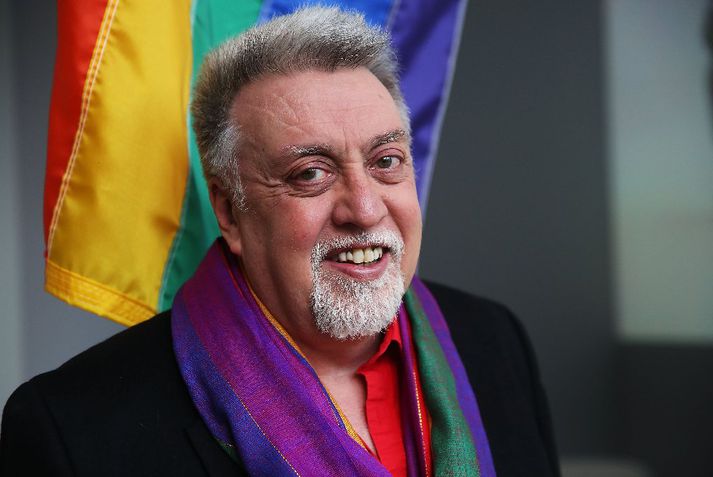 Gilbert Baker hannaði regnbogafánann árið 1978.