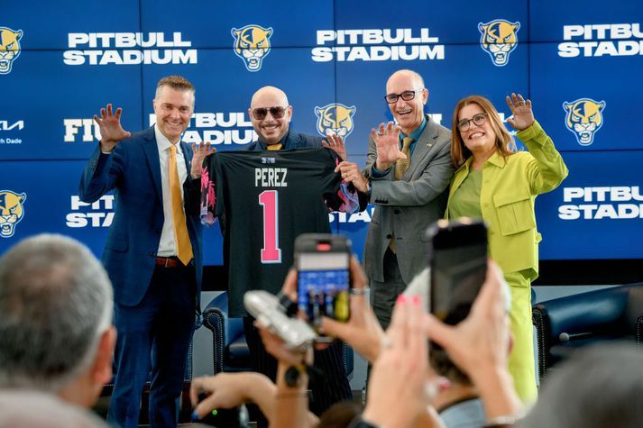 Pitbull Stadium á eftir að slá í gegn og þegar er hægt að kaupa varning tengdum vellinum. Tónlistarmaðurinn er hér með stjórnendum skólans.