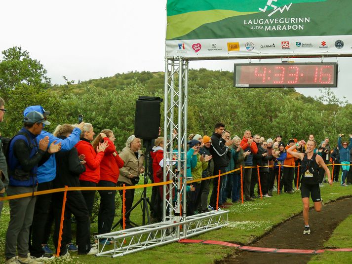 Andrea kemur í mark en hún var að vinna Laugavegshlaupið í fjórða sinn í röð.