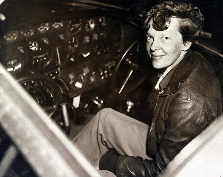Earhart öðlaðist heimsfrægð fyrir afrek sín á fyrstu áratugum 20. aldarinnar. Flugvél hennar hvarf yfir Kyrrahafi árið 1937.