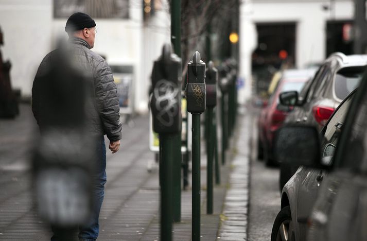 Eigendur átján bíla voru sektaðir fyrir að leggja ólöglega.