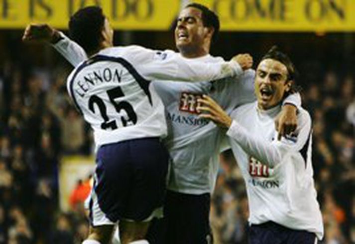 Tom Huddlestone fagnar hér öðru marka sinna með Aaron Lennon og Dimitar Berbatov