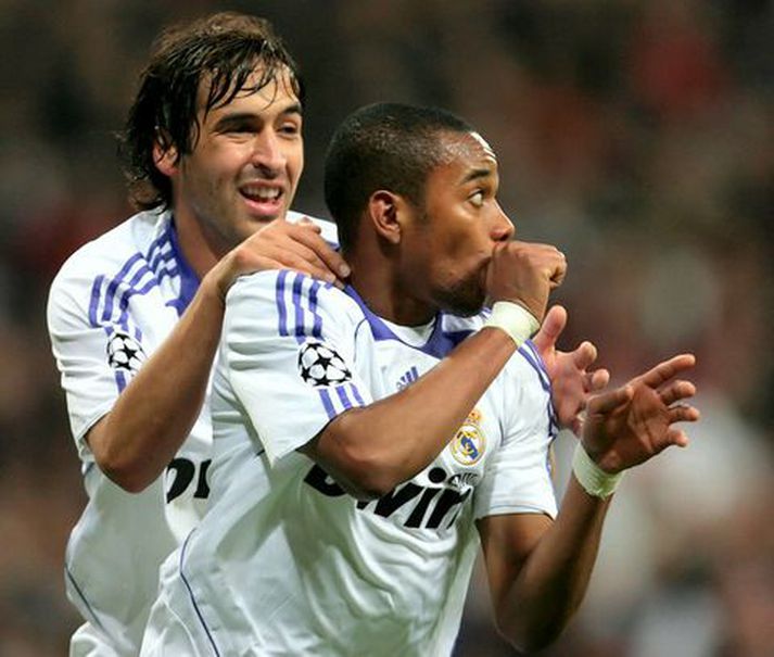 Robinho fagnar marki fyrir Real.