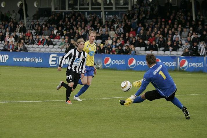 Óskar Örn Hauksson leikmaður KR skorar hér í 4-1 sigurleik KR gegn Grindavík á dögunum.