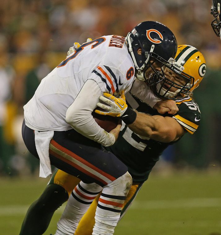 Varnarmaðurinn sterki hjá Packers, Clay Matthews, rífur hér Jay Cutler, leikstjórnanda Bears, niður í leiknum.