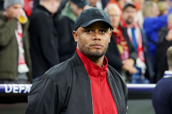 Vincent Kompany fylgist með leiknum við Dinamo Zagreb í München í gærkvöld.