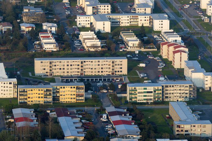 Maðurinn lenti í sjálfheldu í húsnæði sínum í Hafnarfirði.