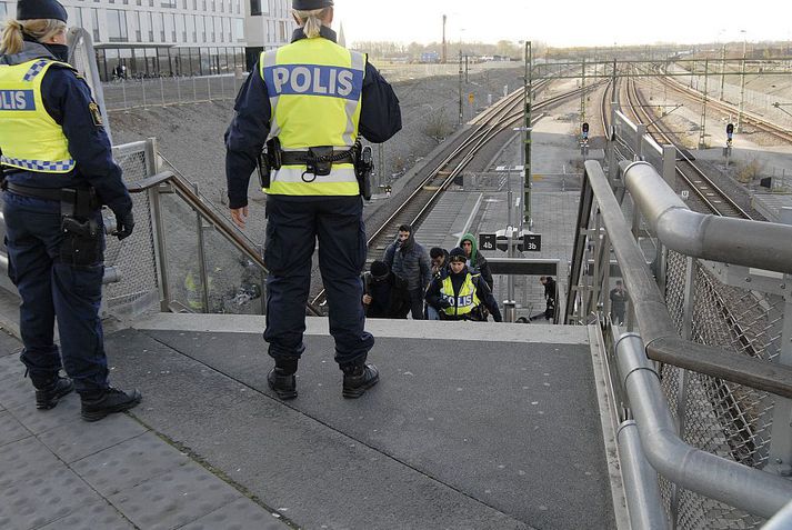 Hópur fólks varð fyrir lest rétt fyrir utan Hässleholm í Svíþjóð í morgun.