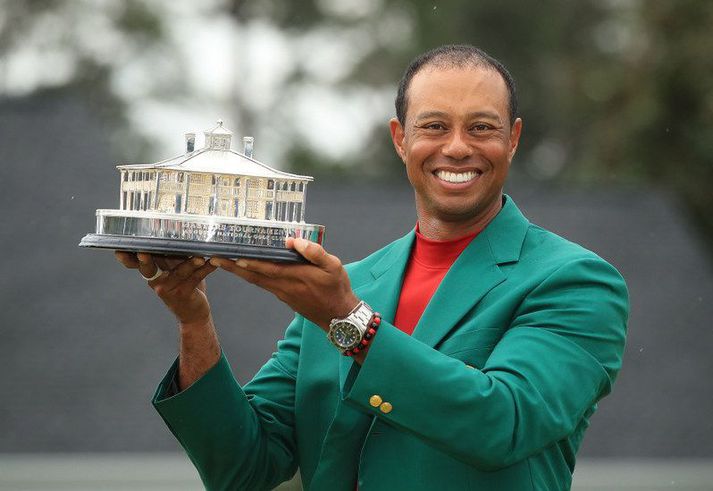 Tiger Woods vann Mastersmótið í fyrra og hér er hann kominn í græna jakkann.