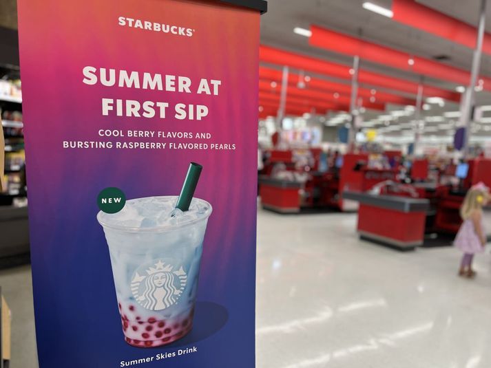 Stúlkan fannst í verslun Target, að drekka frappó úr Starbucks.