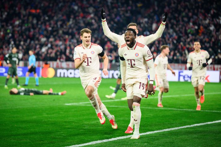 Alphonso Davies fagnar jöfnunarmarki sínu með Josip Stanisic og Leon Goretzka en það var um leið sigurmarkið í einvíginu. Bayern München komast áfram í sextán liða úrslit Meistaradeildarinnar.