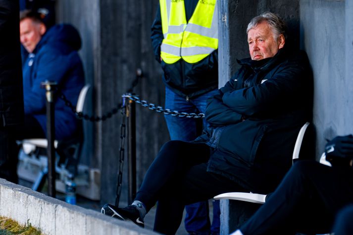 Logi Ólafsson þjálfaði síðst FH í efstu deild á Íslandi.  Hér má sjá hann á hliðarlínunni í leik hjá liðinu í Kaplakrika.