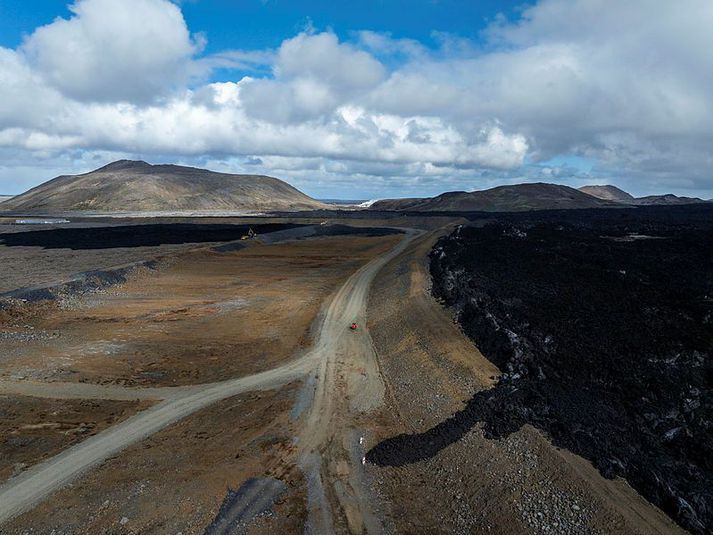 Hraunið úr mögulegu eldgosi á næstunni gæti náð yfir varnargarðana.