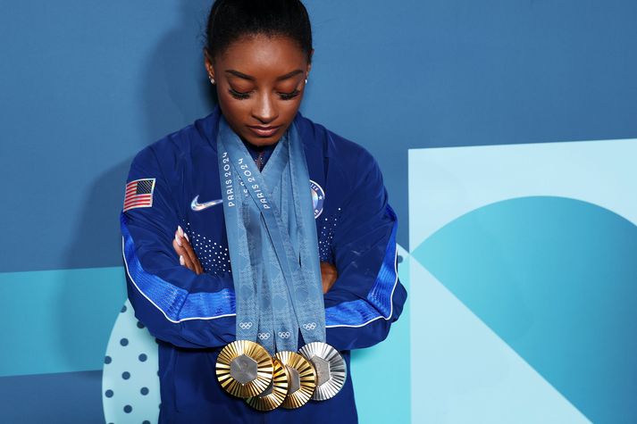 Simone Biles með verðlaunapeningana sem hún vann á Ólympíuleikunum í París í sumar.