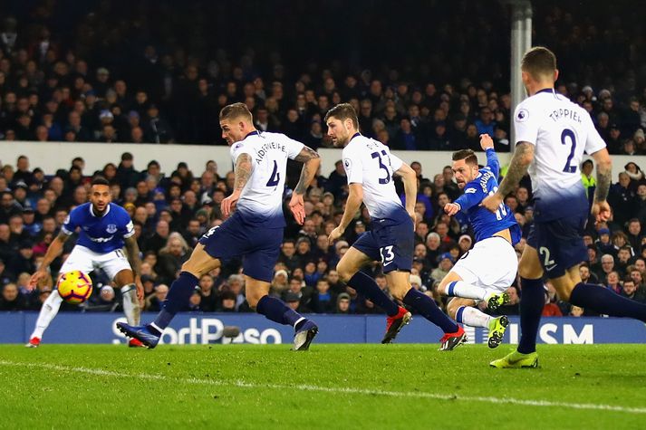 Gylfi Þór Sigurðsson skorar mark sitt í kvöld.