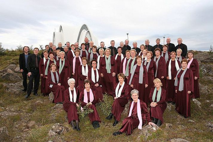 Fjölbreytt alþýðu- og þjóðlagadagskrá Samkór Kópavogs hitar upp fyrir tónleikaferð með tvennum vortónleikum á heimaslóð.