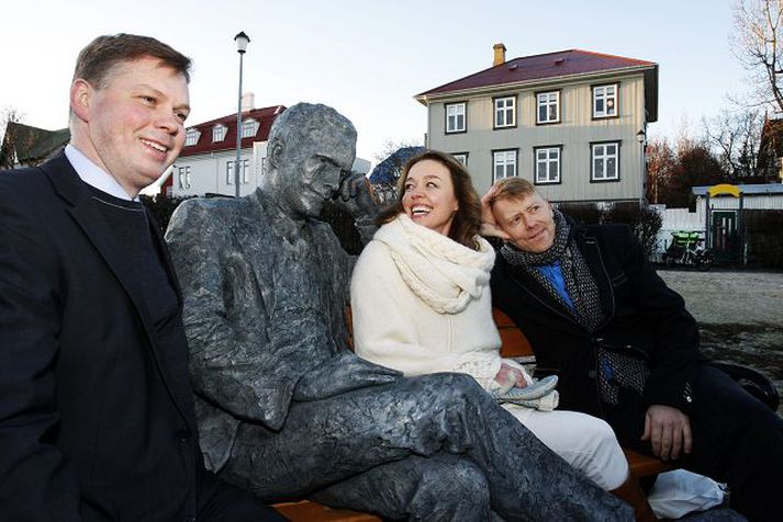 Tylltu sér hjá Tómasi Andrés Magnússon, Halla Gunnarsdóttir og Jón Gnarr borgarstjóri tylltu sér við hlið Tómasar á bekk við Tjörnina.Fréttablaðið/Stefán