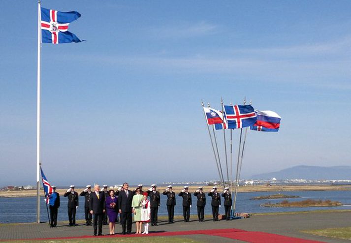 Forseti og forsetafrú Slóveníu koma til hátíðlegrar móttöku á Bessastöðum