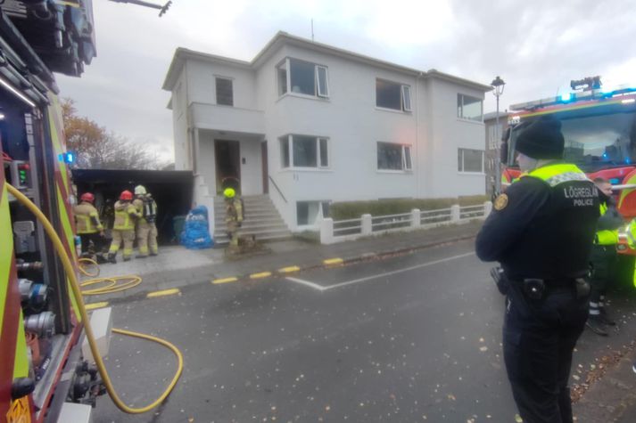 Slökkvilið að störfum á Hólavallagötu.