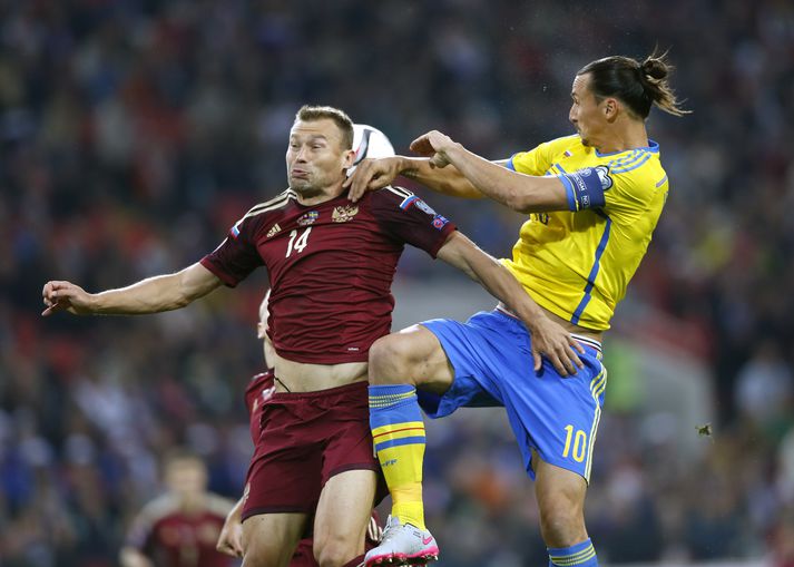 Zlatan í baráttunni í leiknum í dag, en hann þurfti að yfirgefa völlinn vegna meiðsla.