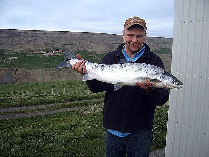 Kristján Jóhann Reinholdsson með tíu punda flugulax úr Bæjarhólum.