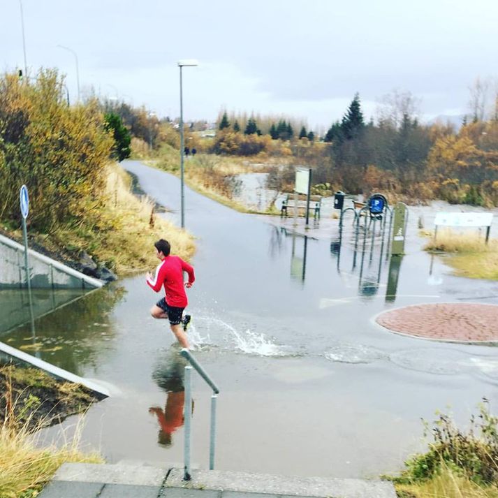 Það flæðir yfir göngu- og hjólastíga í Elliðaárdalnum.