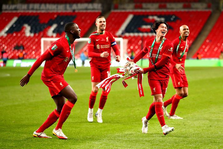 Takumi Minamino fagnar hér með bikarinn á Wembley eftir sigur Liverpool í enska deildabikarnum um síðustu helgi.